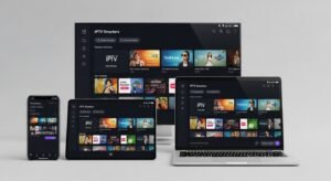 Un smartphone, o tabletă și un laptop afișând aceeași aplicație de streaming IPTV, demonstrând flexibilitatea serviciului